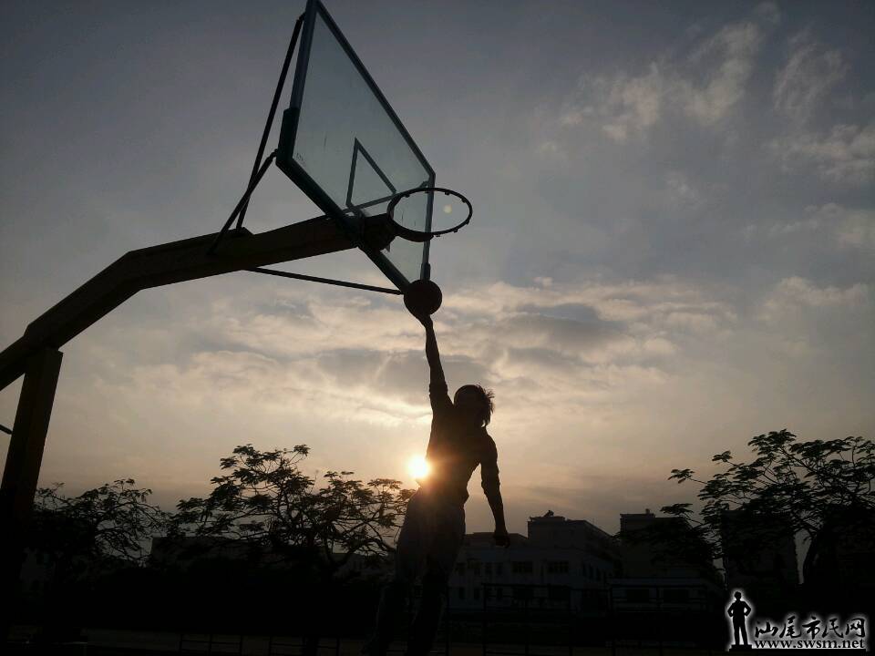 汕尾市民网-夕阳下的篮球手