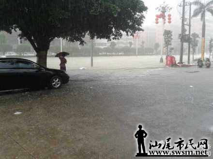 汕尾市民网-海丰一警车在暴风雨中巡逻,