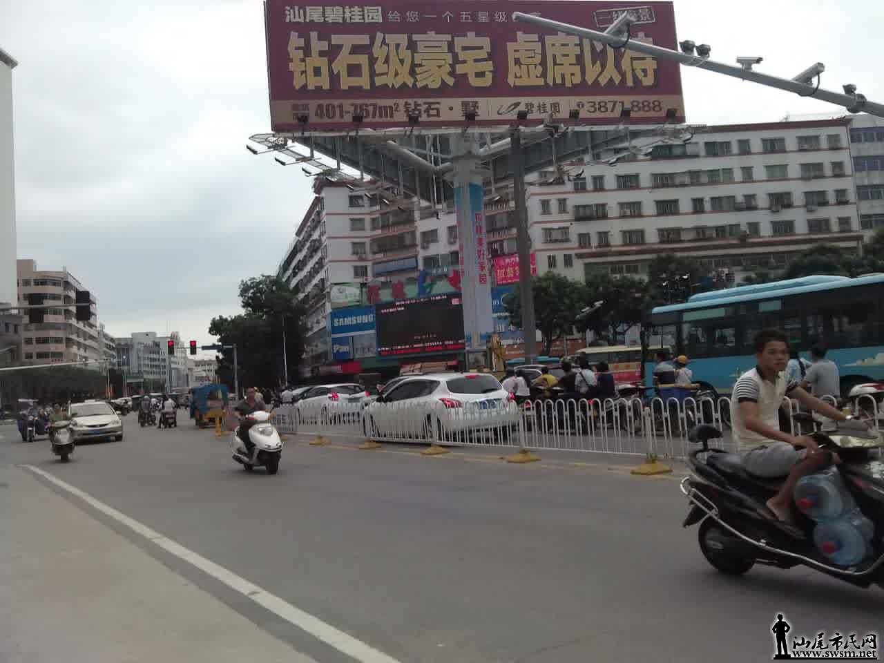 汕尾市民网-市区中心广告牌,是城市文明形象杆