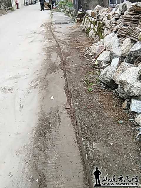 汕尾市民网-海丰赤坑镇沙港一公路成了垃圾场