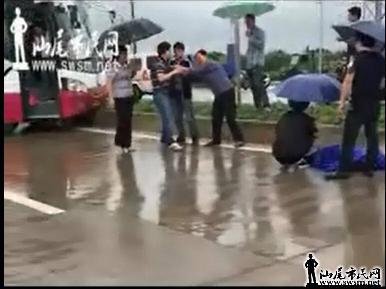 汕尾市民网-陆丰南塘路段一班车撞倒一名男子