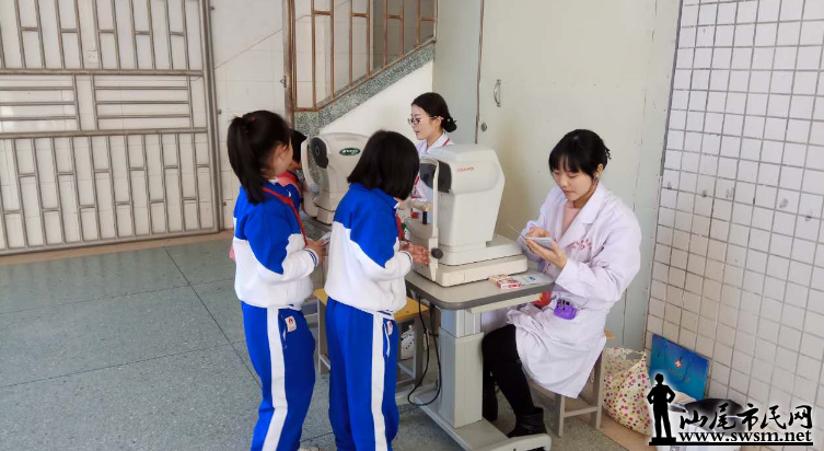 汕尾老师网-视力检查市民,践行创卫工作-记汕义务收入职业高中图片