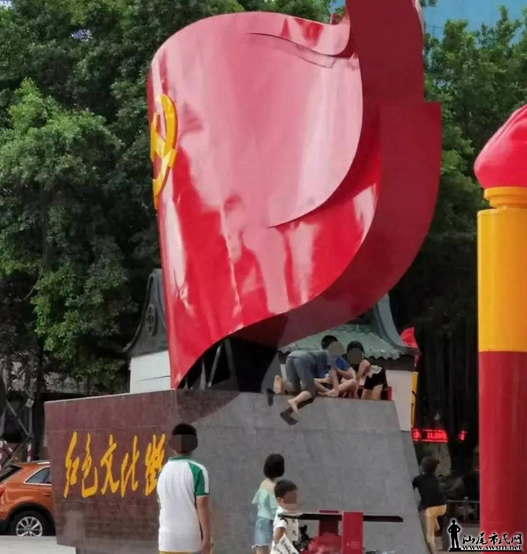 @ˣǻ۾һǵĺ칬쳡ͺɫĻ