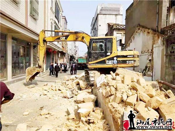 汕尾市民网-陆丰市甲子镇组织力量拆除环城路口一间"堵路"20多年阻碍