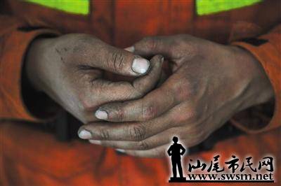 昨日下午,从火场返回驻地的消防员胡显禄,双手还是被烟火熏黑的颜色