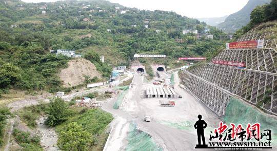 全国市政最长山岭隧道——重庆铁峰山隧道全线贯通