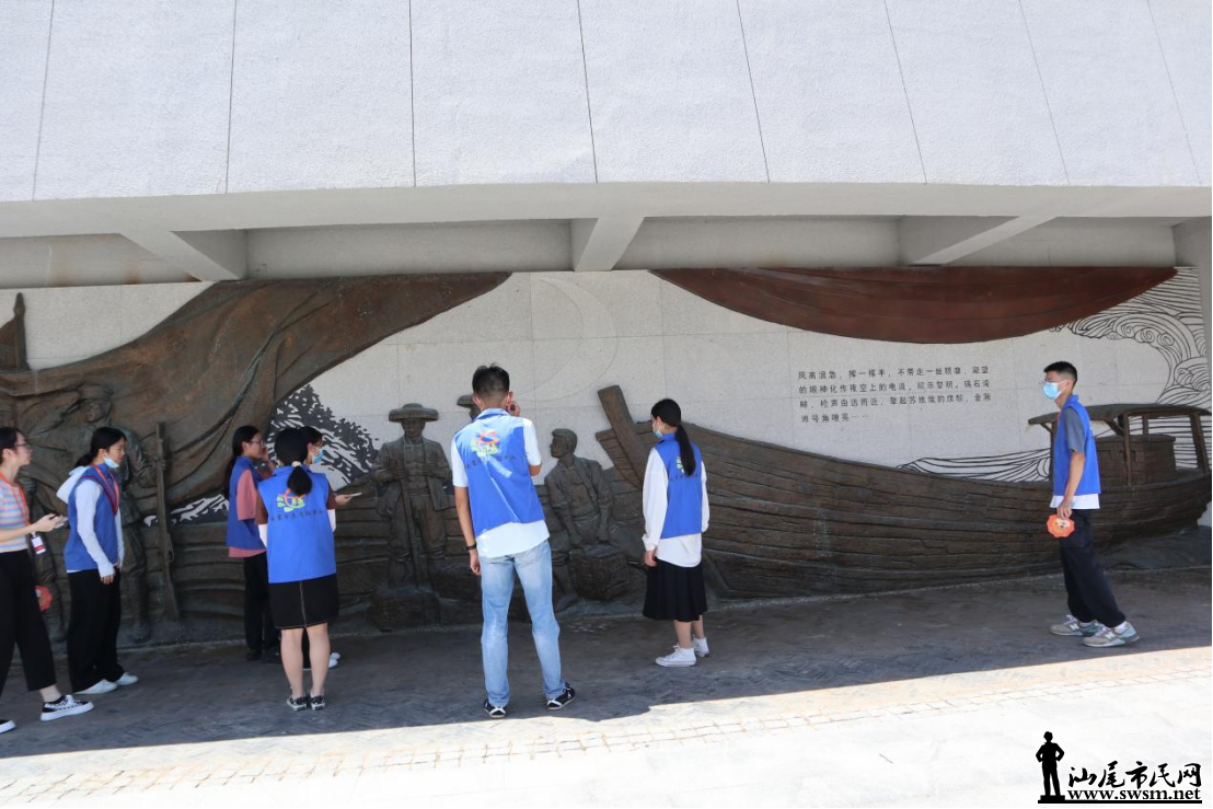 图为志愿队成员观看浮雕墙，了解苏维埃历史。通讯员陈心怡 供图