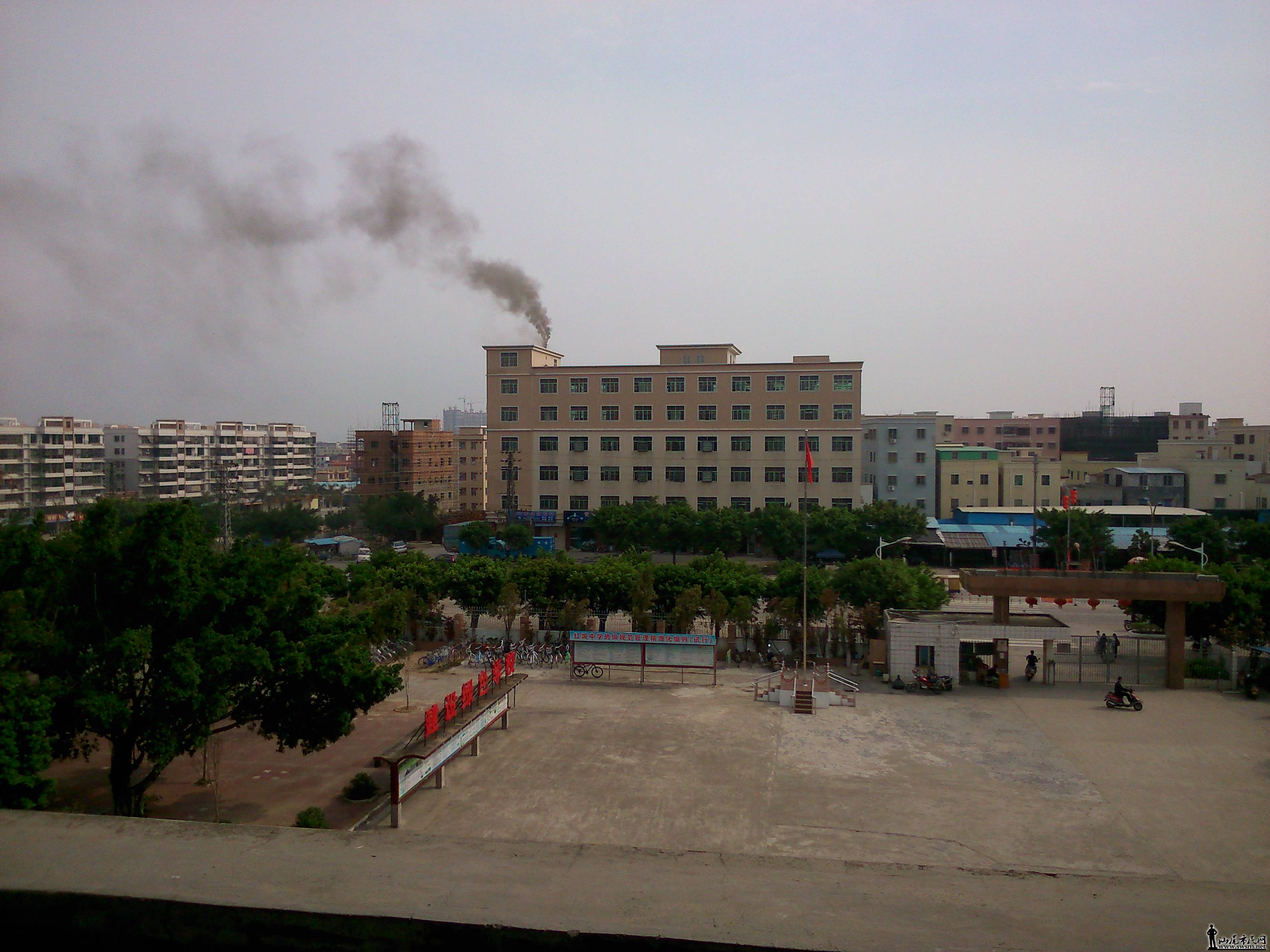 海丰红城中学臭气废气围校园 学生戴口罩上课(视频)