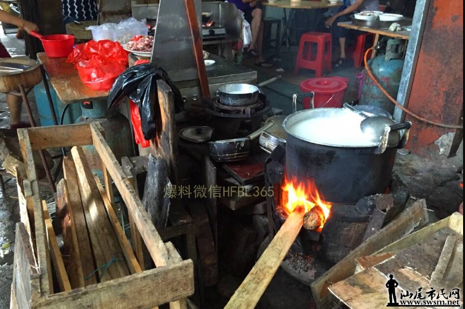 县城老字号粥店,罕见的使用柴火来煲粥!太美味!