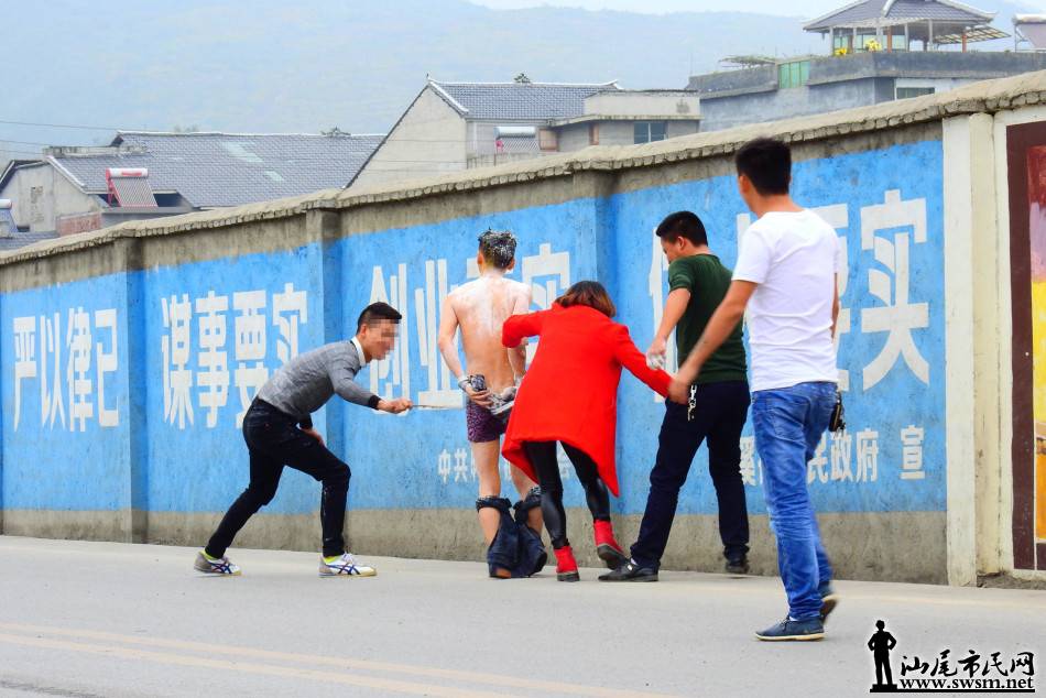 红衣美女大庭广众之下强脱帅哥牛仔裤